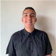 Docente de educación física, con diferentes métodos de enseñanza